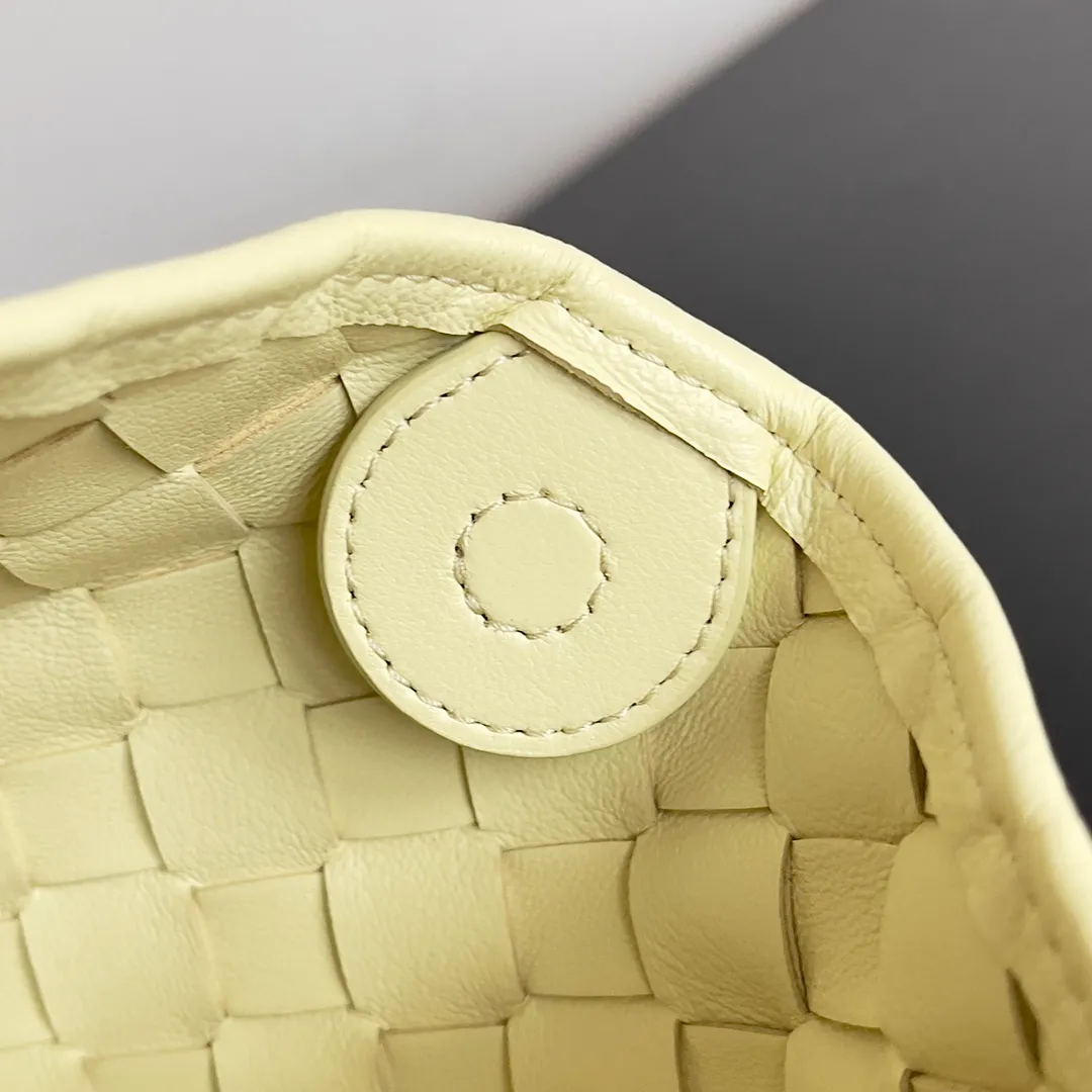 Batch of 1260 BV Mini Sardine is coming‼ ️Super high-end, stainless steel hardware + 24k real gold plating process, fish scales (concave and convex positions) are the finishing touch, the sardine bag that can be carried cross-body is completely beautiful to the heart. The metal element handle and the weaving are perfectly combined to completely integrate the artistic sense and elegance and fashion. It is really like a work of art🏺The large size is elegant, the small size is exquisite and cute, a must-have item for fashionistas, and the details are perfectly reproduced. Style number: 744267 Size 20*12*2.5